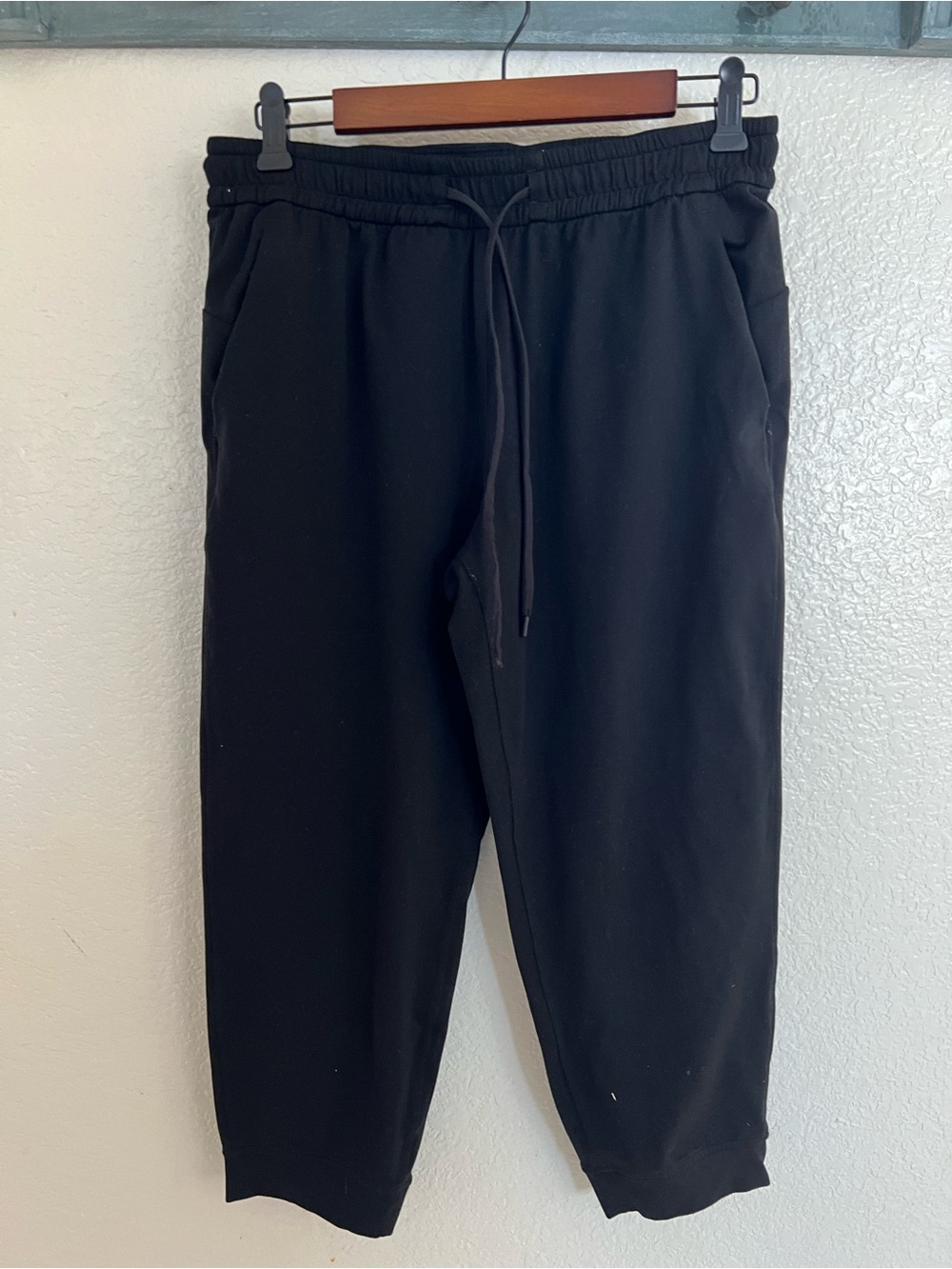 Women’s Lululemon Black cropped Jogger Pants